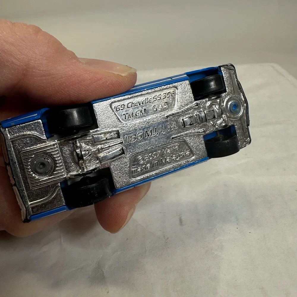 Hot Wheels 69 Chevelle SS 396 Blue White Racing Stripes 1:64‎ Diecast Car 2007